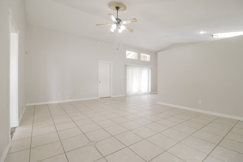 2,600/Mo, 10064 Marguex Dr Orlando, FL 32825 Living Room View 3