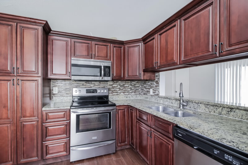 2,600/Mo, 10064 Marguex Dr Orlando, FL 32825 Kitchen View 2