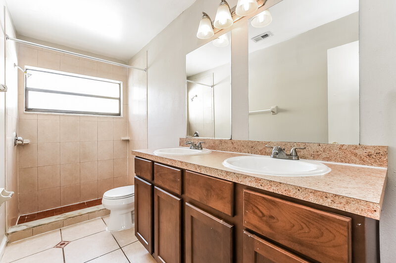0/Mo, 10064 Marguex Dr Orlando, FL 32825 Main Bathroom View