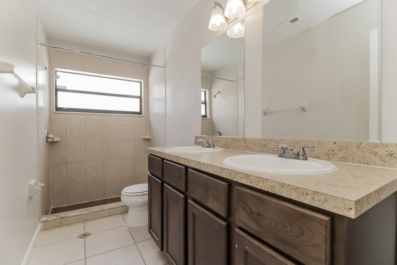 2,600/Mo, 10064 Marguex Dr Orlando, FL 32825 Main Bathroom View