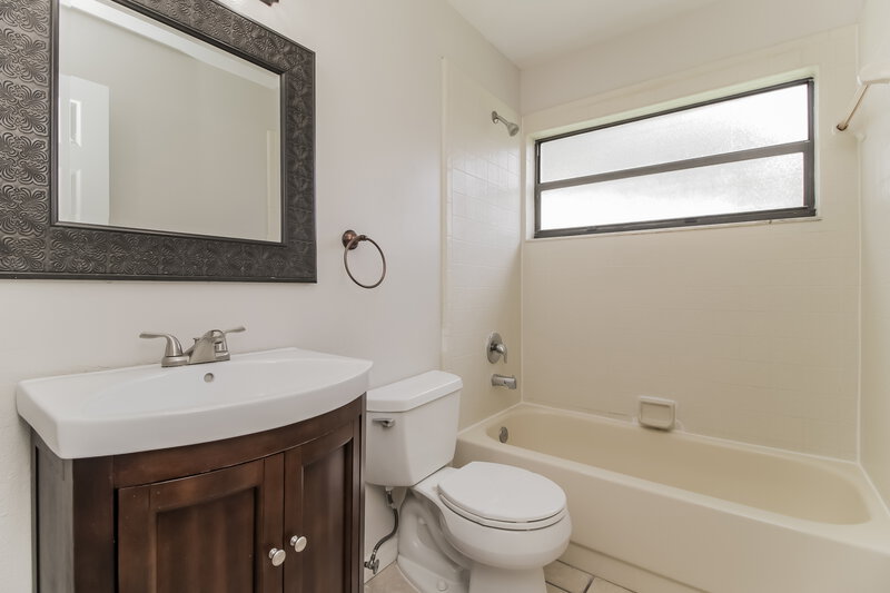2,600/Mo, 10064 Marguex Dr Orlando, FL 32825 Bathroom View