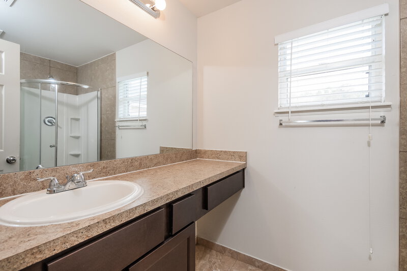 1,675/Mo, 28 Coventry Ct Kissimmee, FL 34758 Main Bathroom View