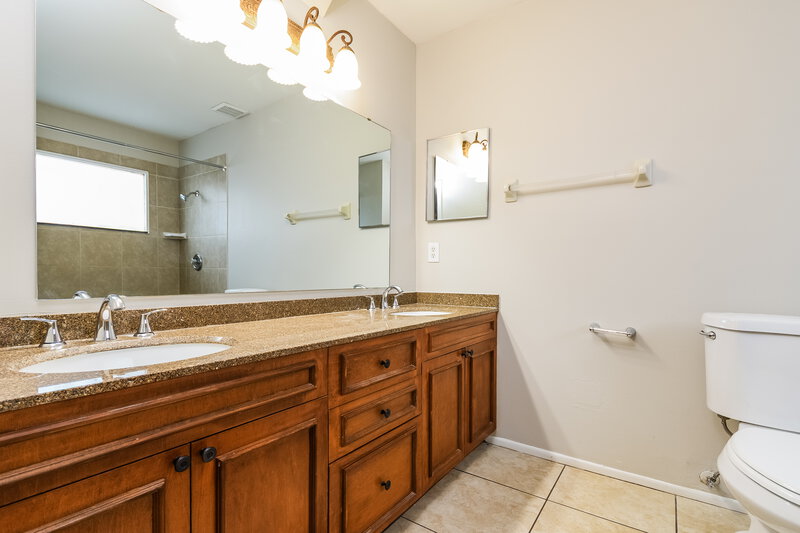 2,340/Mo, 490 Chicago Woods Cir Orlando, FL 32824 Main Bathroom View