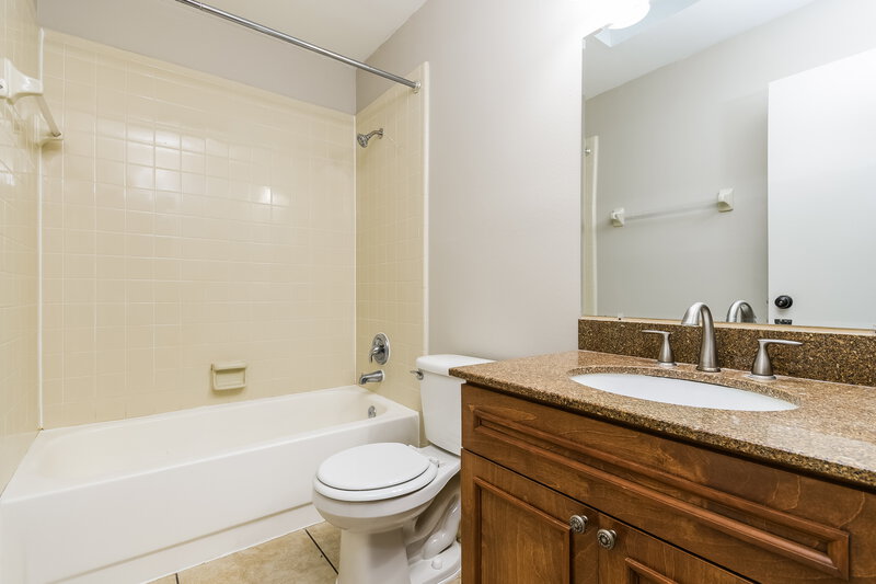 2,340/Mo, 490 Chicago Woods Cir Orlando, FL 32824 Bathroom View
