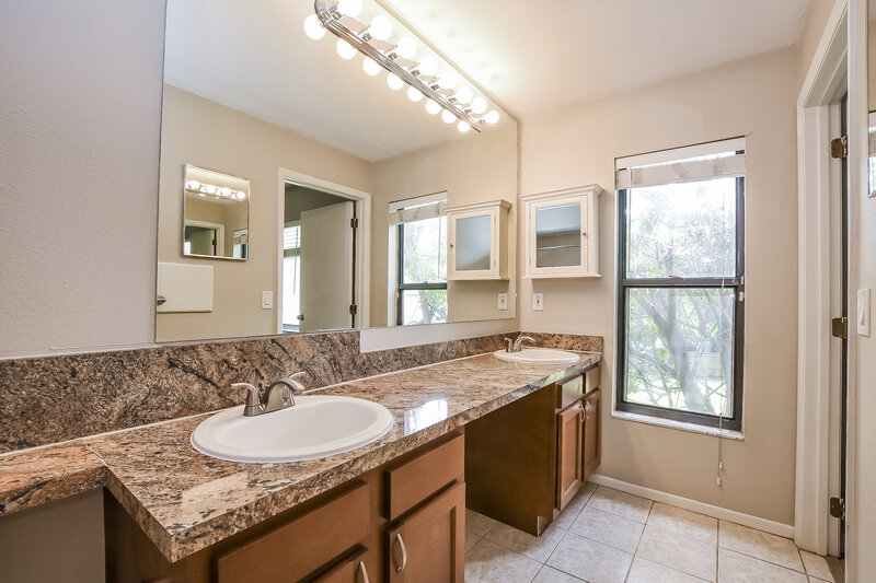 2,440/Mo, 5202 Dorrington Ln Orlando, FL 32821 Main Bathroom View