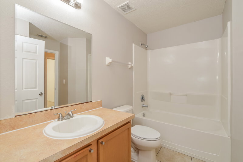 1,795/Mo, 2511 Bobby Lee Ln Saint Cloud, FL 34772 Main Bathroom View