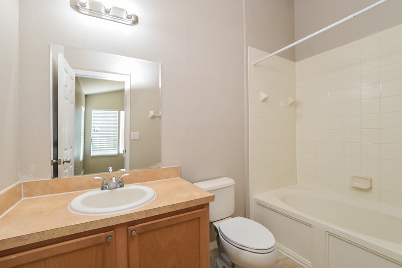 1,795/Mo, 2511 Bobby Lee Ln Saint Cloud, FL 34772 Bathroom View