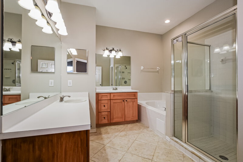 2,250/Mo, 13761 Meadowpark Ave Orlando, FL 32826 Main Bathroom View