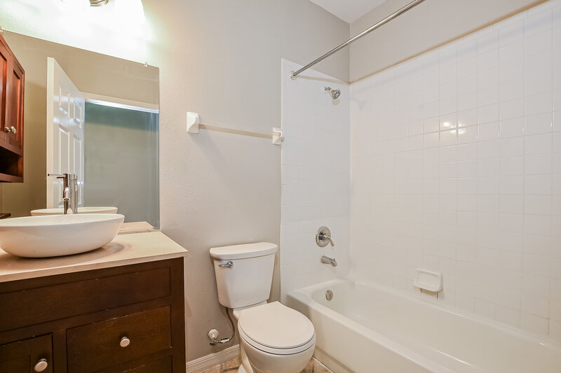 2,250/Mo, 13761 Meadowpark Ave Orlando, FL 32826 Bathroom View