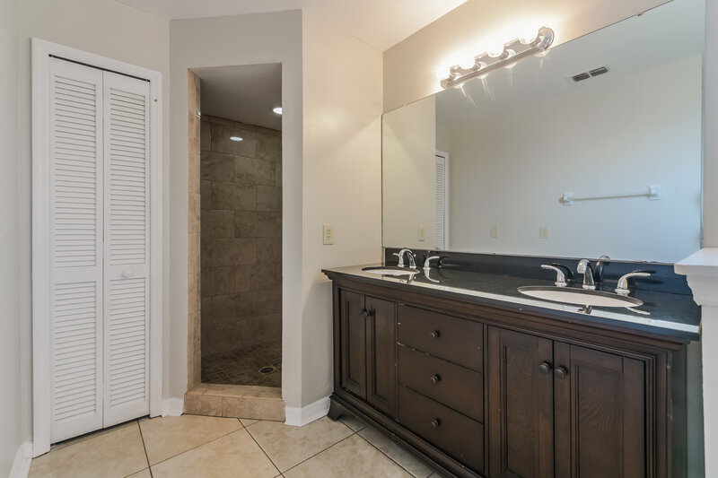 2,510/Mo, 11904 Atlin Dr Orlando, FL 32837 Main Bathroom View