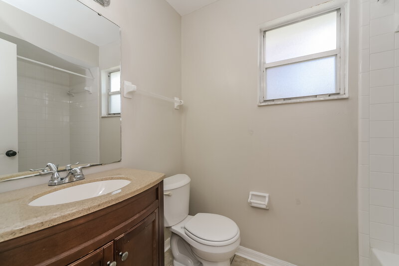 2,510/Mo, 11904 Atlin Dr Orlando, FL 32837 Bathroom View 2