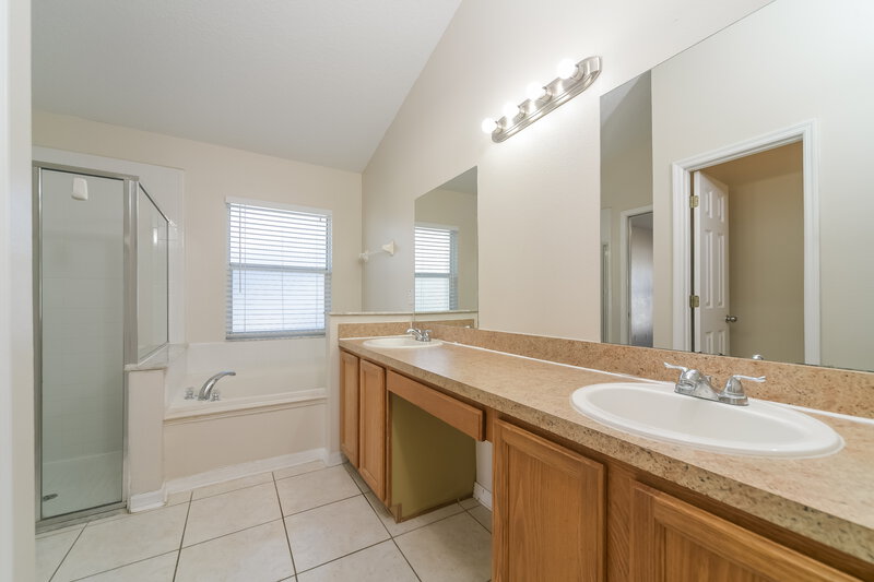 2,215/Mo, 2511 Shelby Cir Kissimmee, FL 34743 Main Bathroom View