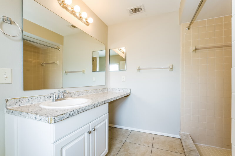 2,335/Mo, 13530 Texas Woods Cir Orlando, FL 32824 Main Bathroom View