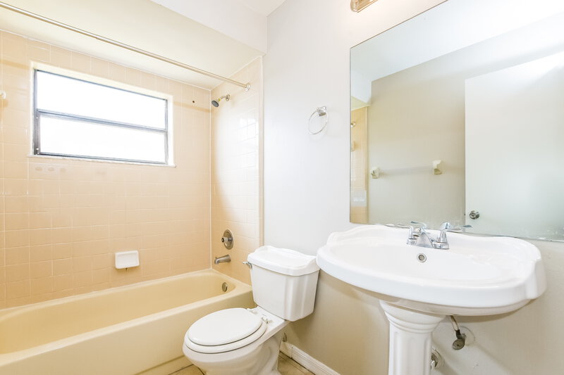2,335/Mo, 13530 Texas Woods Cir Orlando, FL 32824 Bathroom View