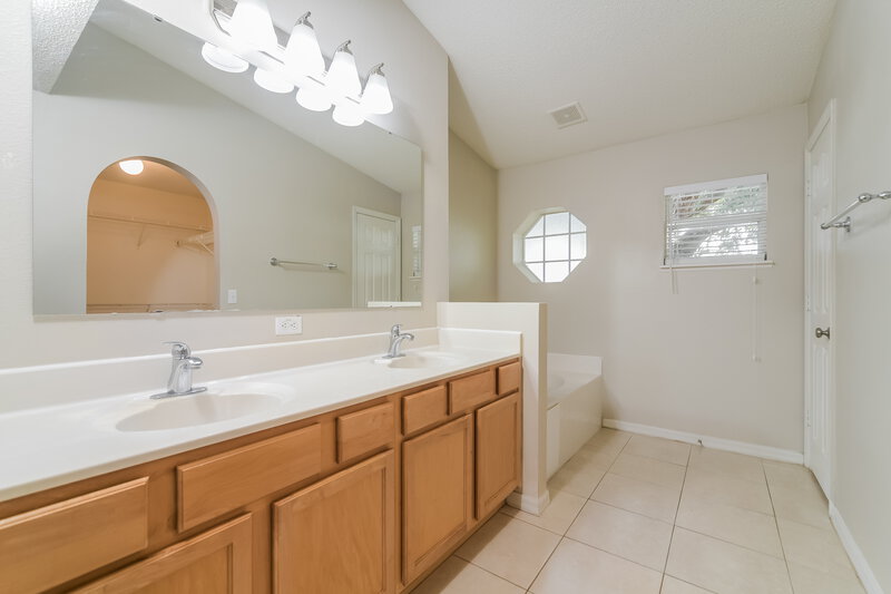 2,320/Mo, 2923 Elbib Dr Saint Cloud, FL 34772 Main Bathroom View