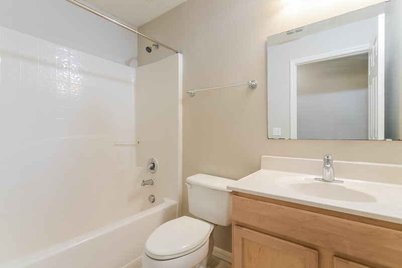 2,320/Mo, 2923 Elbib Dr Saint Cloud, FL 34772 Bathroom View