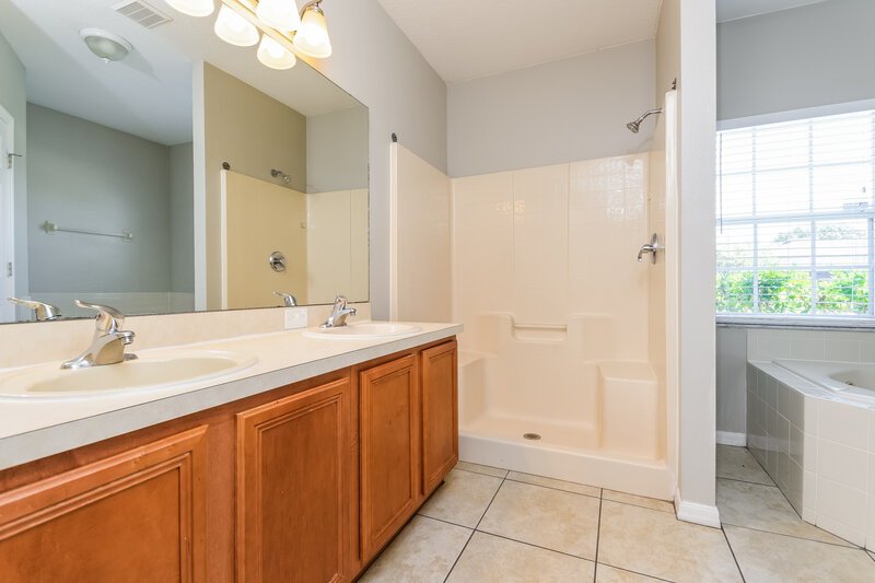 1,835/Mo, 1009 Dudley Dr Kissimmee, FL 34758 Main Bathroom View