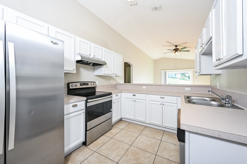 2,045/Mo, 1323 Hillview Dr Clermont, FL 34711 Kitchen View