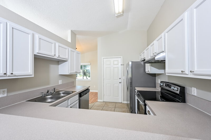 2,045/Mo, 1323 Hillview Dr Clermont, FL 34711 Kitchen View 2