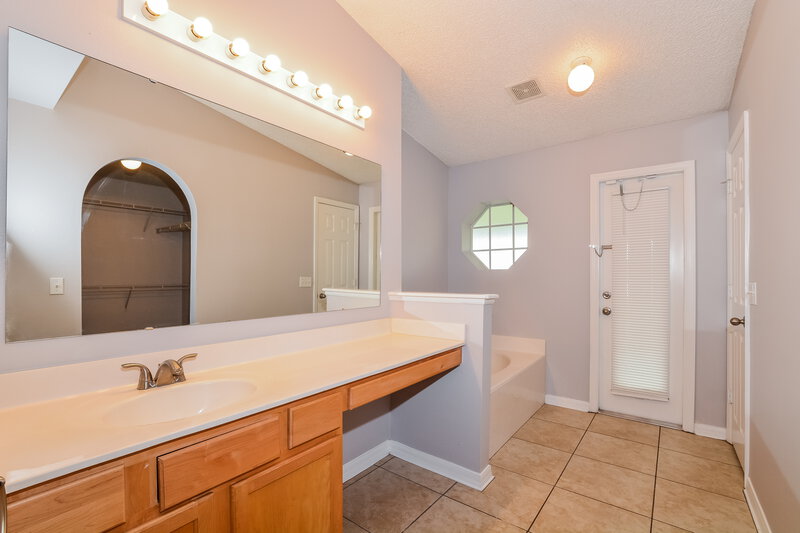 2,505/Mo, 865 Lake Doe Blvd Apopka, FL 32703 Main Bathroom View