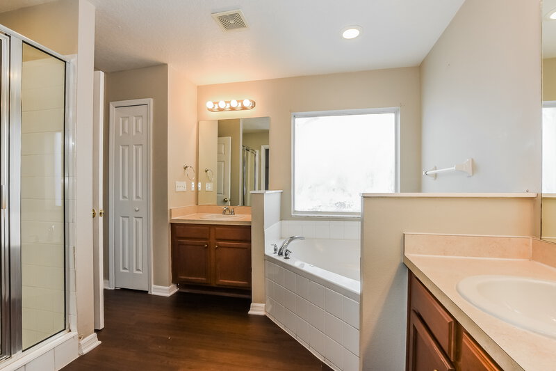 2,180/Mo, 312 Edisto Pl Apopka, FL 32712 Main Bathroom View