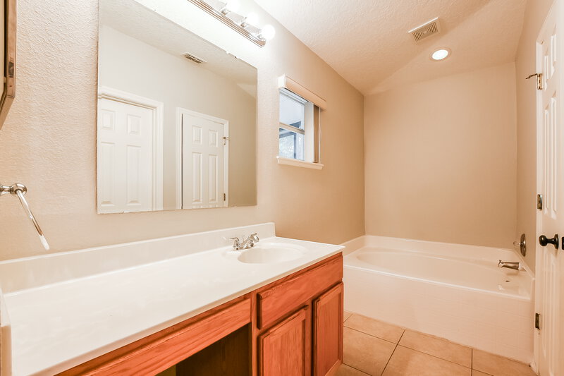 1,865/Mo, 2127 Aitkin Loop Leesburg, FL 34748 Main Bathroom View