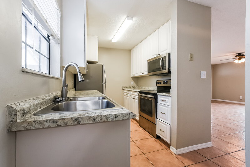 1,825/Mo, 515 Beechwood Ave Altamonte Springs, FL 32714 Kitchen View