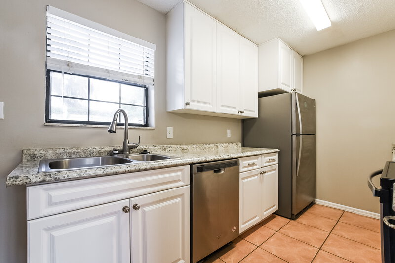 1,825/Mo, 515 Beechwood Ave Altamonte Springs, FL 32714 Kitchen View 2