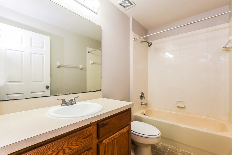 2,320/Mo, 3433 Benson Park Blvd Orlando, FL 32829 Main Bathroom View