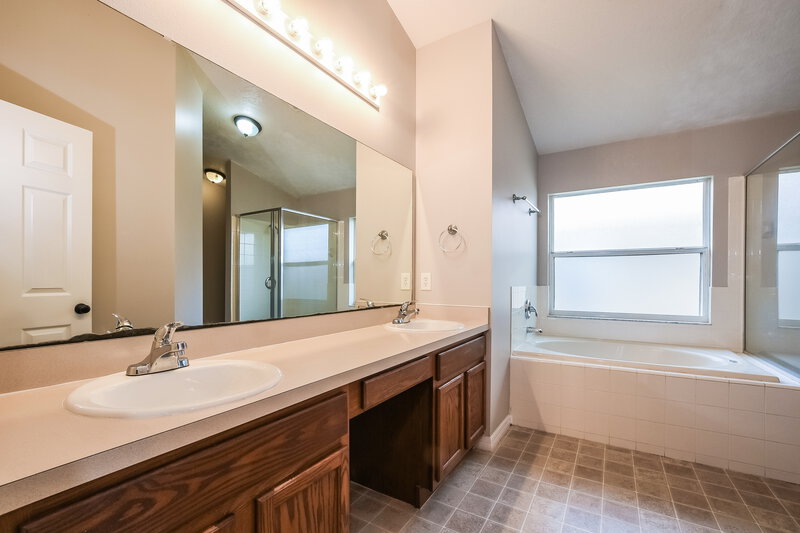 2,320/Mo, 3433 Benson Park Blvd Orlando, FL 32829 Bathroom View