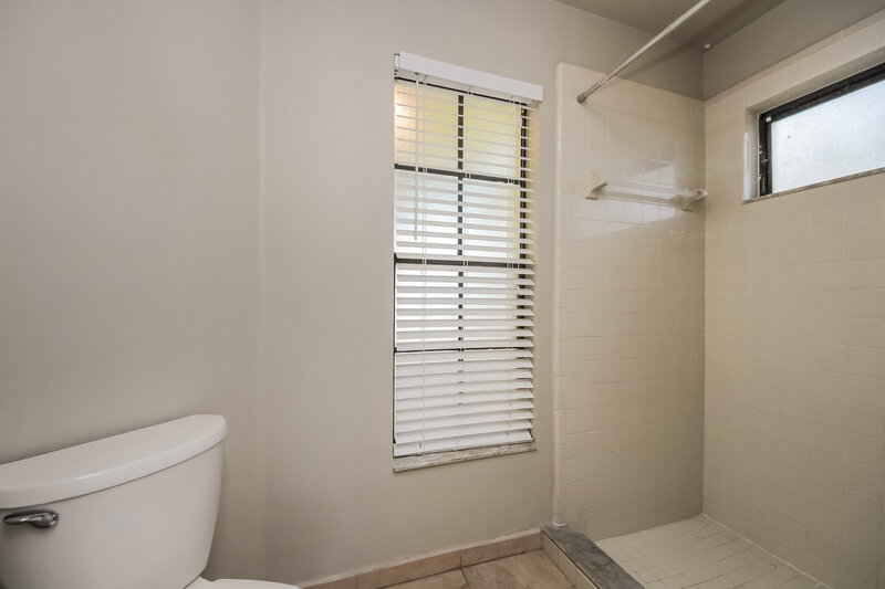 2,195/Mo, 307 Houston Woods Ct Orlando, FL 32824 Bathroom View