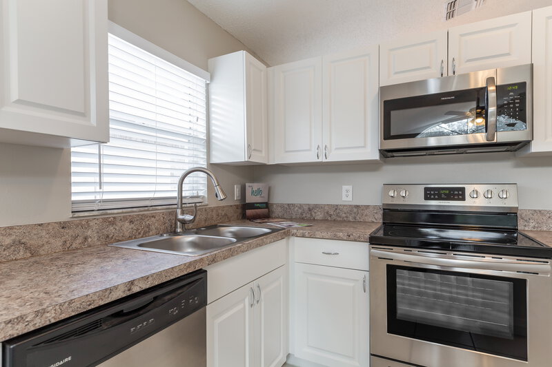 2,225/Mo, 11872 Sindlesham Ct Orlando, FL 32837 Kitchen View 2
