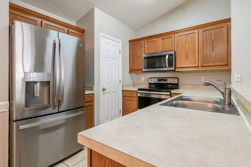 2,110/Mo, 926 Willow Run St Minneola, FL 34715 Kitchen View