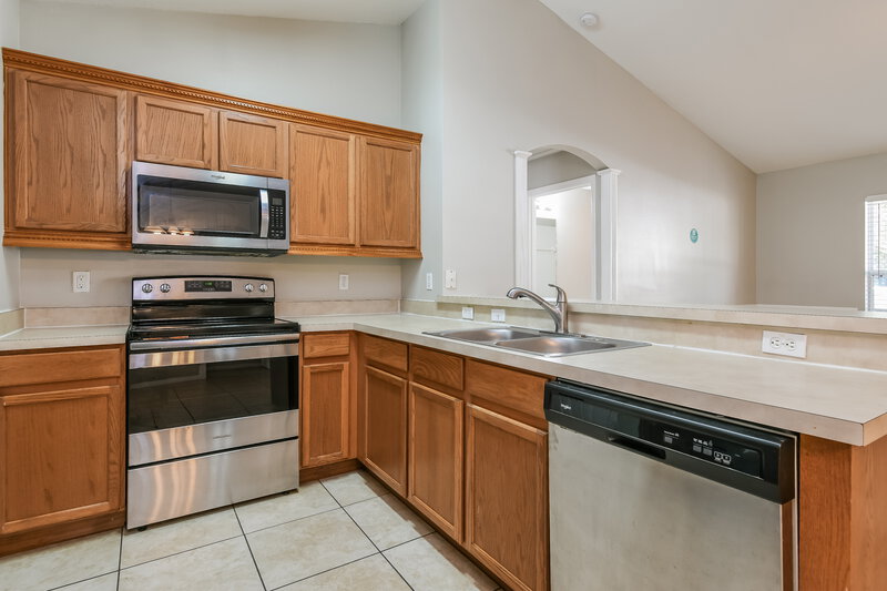 2,110/Mo, 926 Willow Run St Minneola, FL 34715 Kitchen View 2