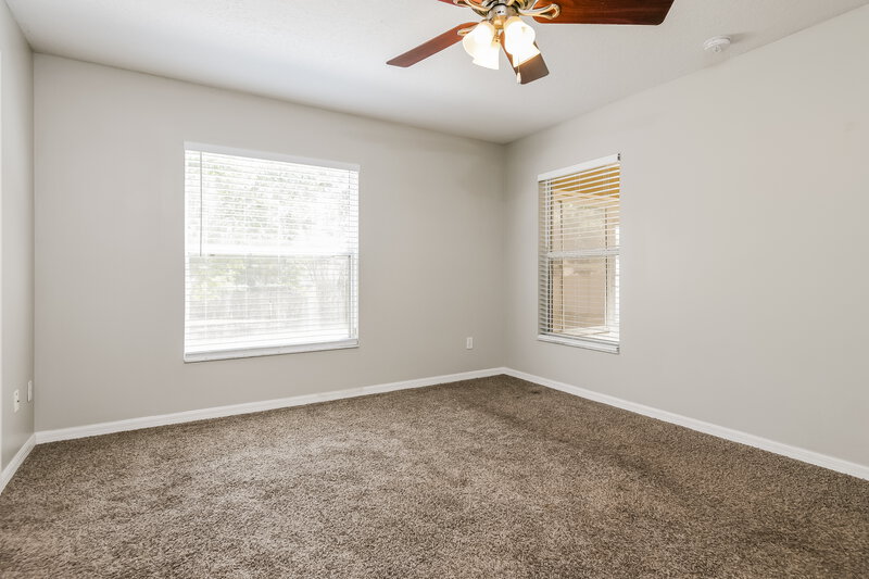 2,110/Mo, 926 Willow Run St Minneola, FL 34715 Main Bedroom View 2