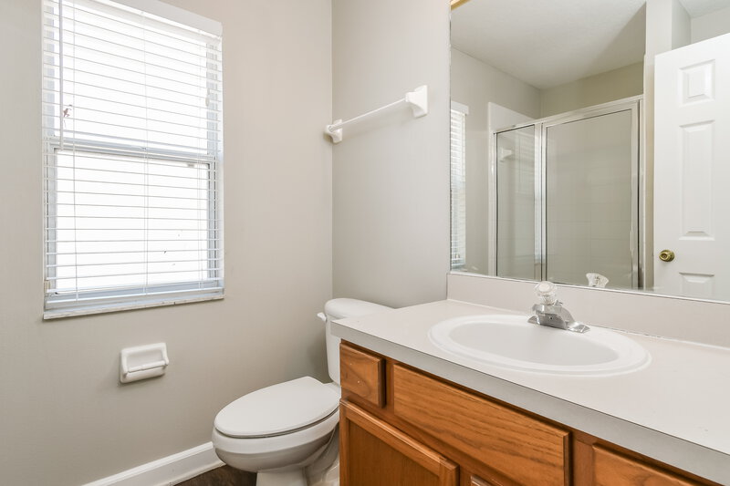 2,110/Mo, 926 Willow Run St Minneola, FL 34715 Main Bathroom View
