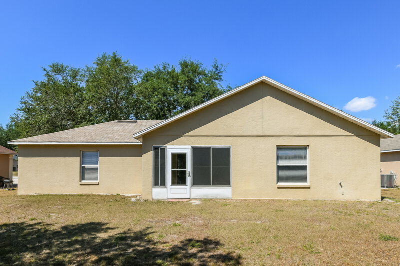 2,110/Mo, 926 Willow Run St Minneola, FL 34715 Rear View