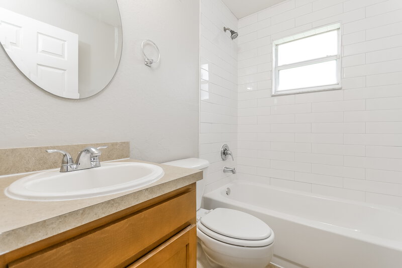 1,830/Mo, 263 Kings Pond Ave Winter Haven, FL 33880 Main Bathroom View
