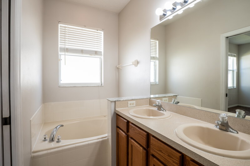 1,810/Mo, 1741 Mountclair Ct Mount Dora, FL 32757 Main Bathroom View