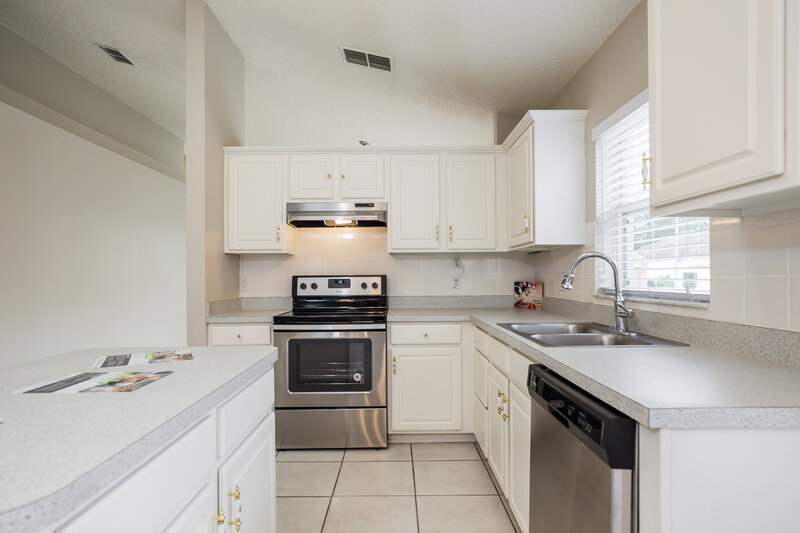2,320/Mo, 15833 Pine Lily Ct Clermont, FL 34714 Kitchen View
