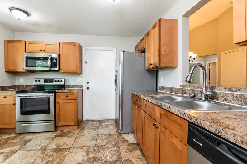 1,855/Mo, 3008 Sabal Bend Dr NE Winter Haven, FL 33881 Kitchen View