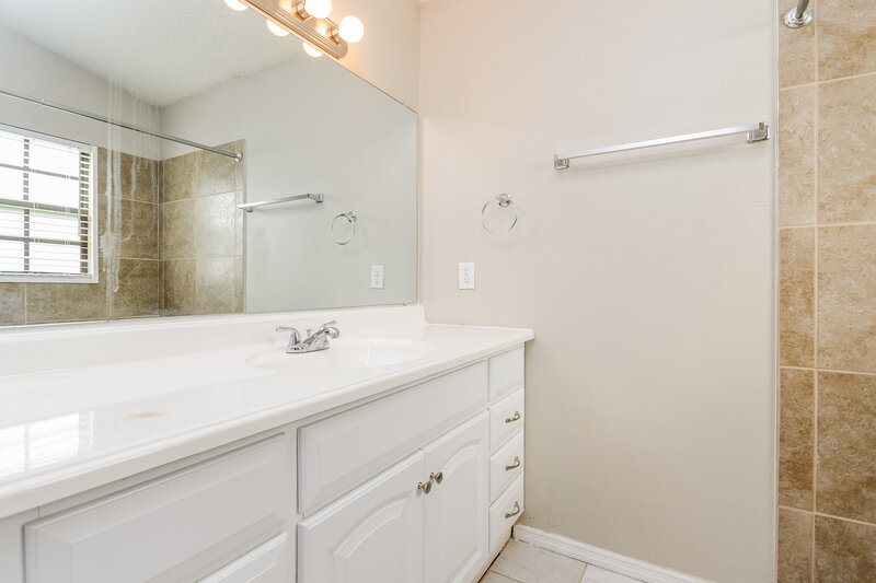 2,340/Mo, 1657 Sunburst Way Kissimmee, FL 34744 Main Bathroom View