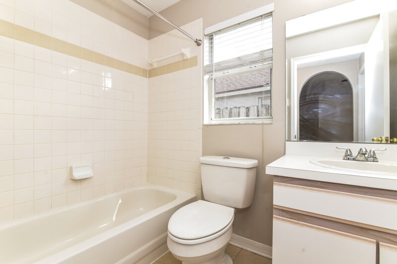 2,135/Mo, 2151 Black Hawk St Clermont, FL 34714 Bathroom View
