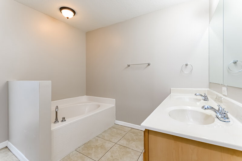 2,500/Mo, 3321 White Blossom Ln Clermont, FL 34711 Main Bathroom View