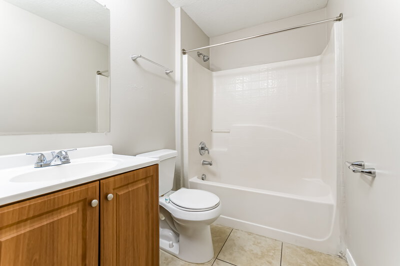 2,500/Mo, 3321 White Blossom Ln Clermont, FL 34711 Bathroom View