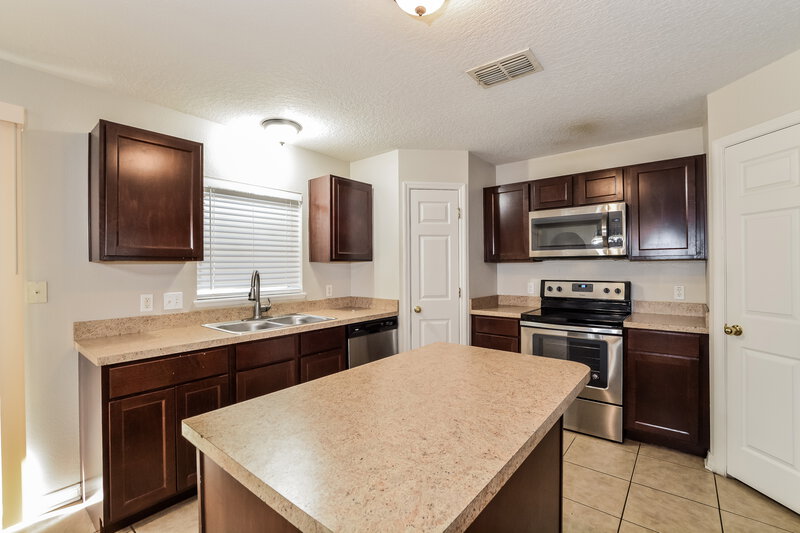 1,860/Mo, 2209 Nicollett Way Leesburg, FL 34748 Kitchen View