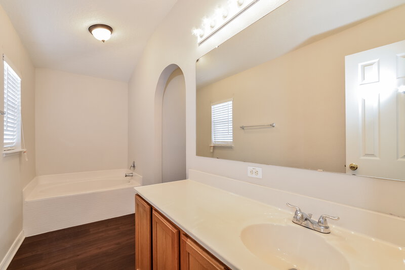 1,860/Mo, 2209 Nicollett Way Leesburg, FL 34748 Main Bathroom View