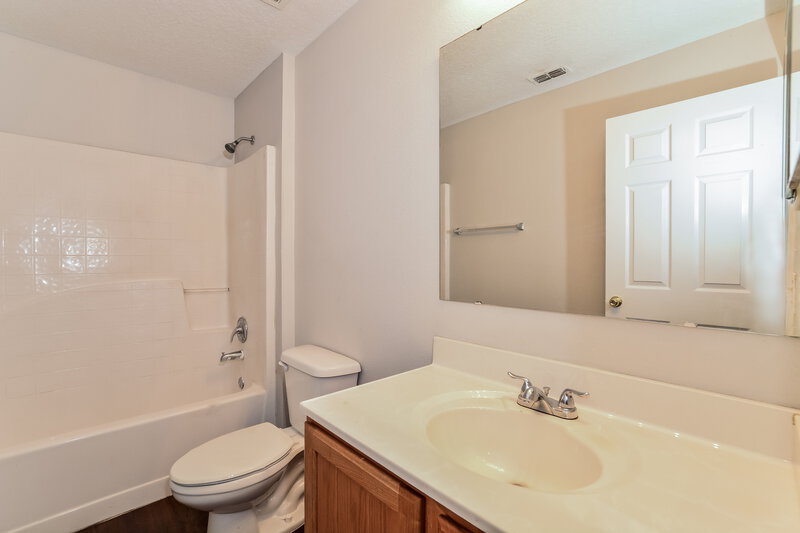 1,860/Mo, 2209 Nicollett Way Leesburg, FL 34748 Bathroom View