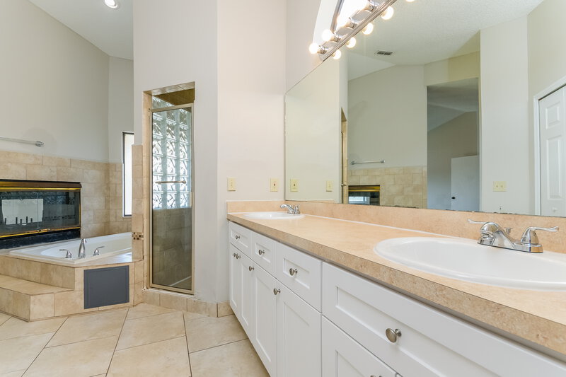 2,365/Mo, 1738 Singing Palm Dr Apopka, FL 32712 Main Bathroom View