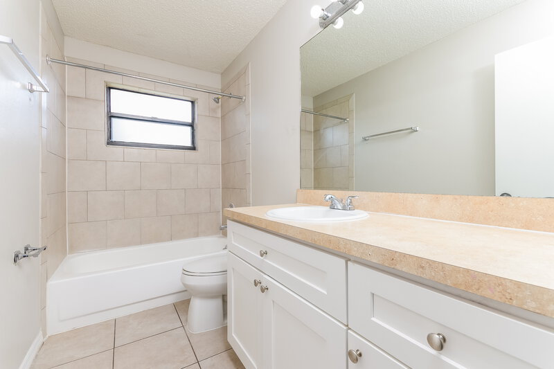 2,365/Mo, 1738 Singing Palm Dr Apopka, FL 32712 Bathroom View